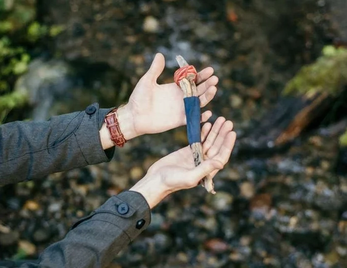 Mâini ținând instrumentul folosit în practica Life Activation